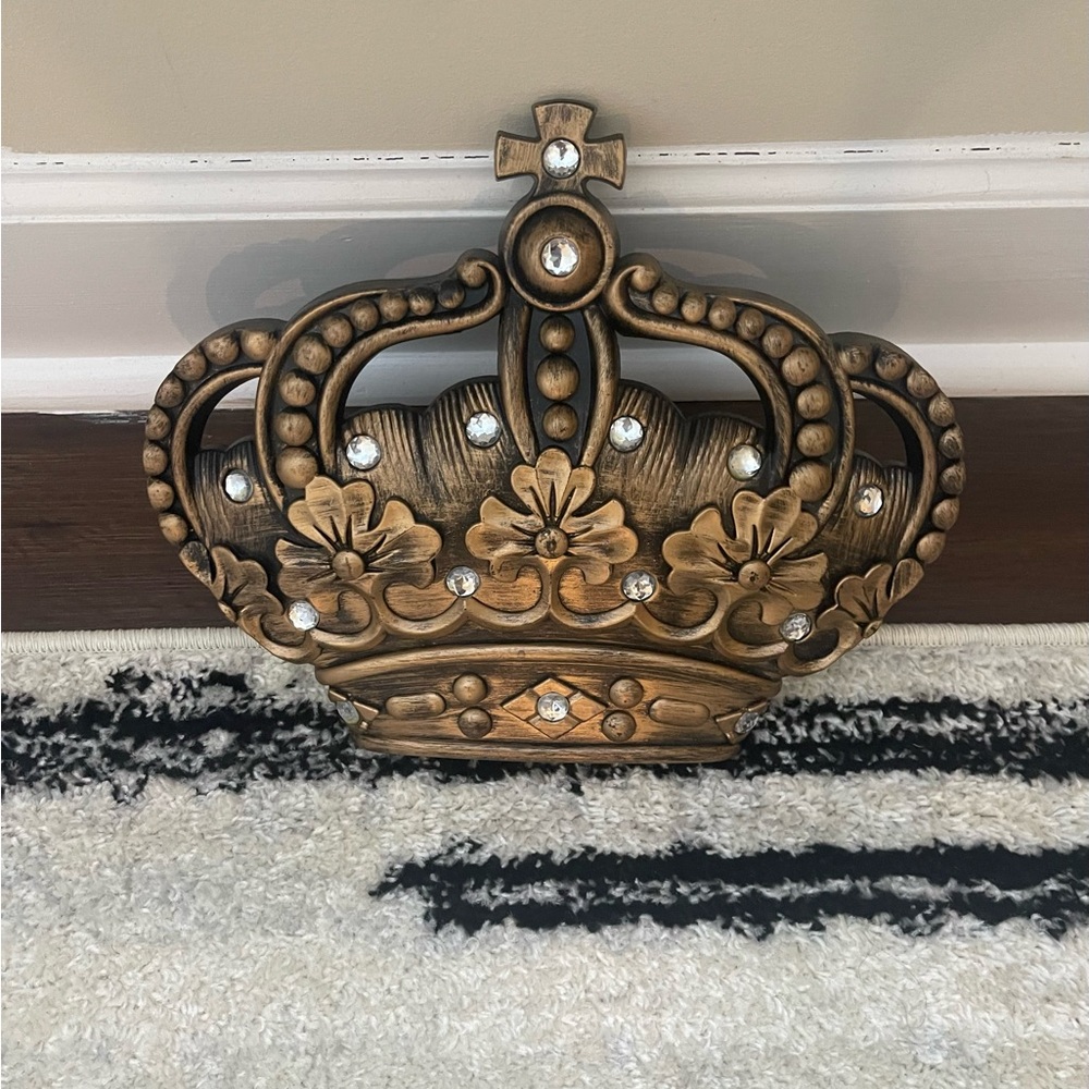 Elegant, Modern Crown 👑 home decor